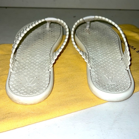 LOUIS VUITTON BEACH FLIP-FLOPS IN WHITE - Picture 5 of 7